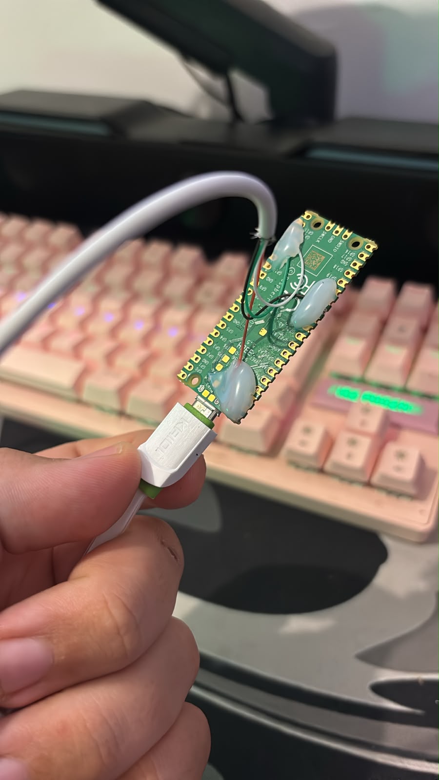 Pico 2 com os fios soldados e os pontos protegidos